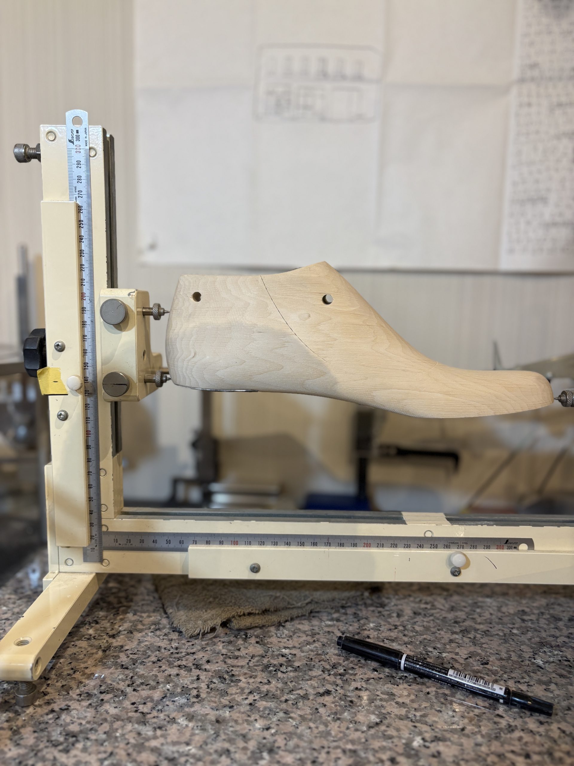 木型の踵角度とつま先の反り量を計測している様子