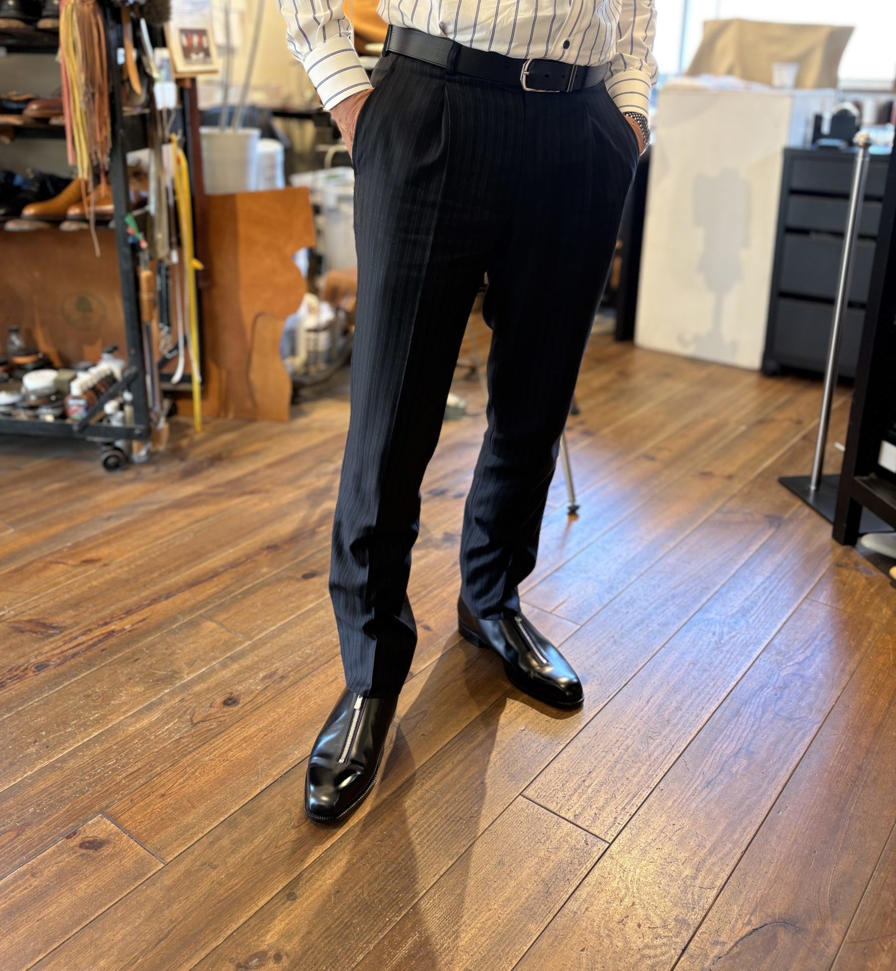 納品されたセンタージップシューズの着用風景